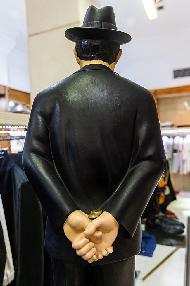 Monedas que depositan quienes le visitan y veneran.