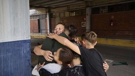 Sara se abraza a sus hijos tras conseguir traerlos de nuevo a España tras 80 días retenidos en Argelia.