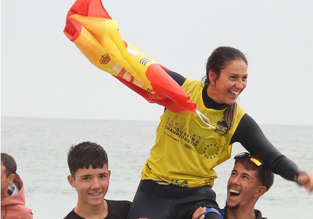 María Cabañes celebra su victoria siendo alzada