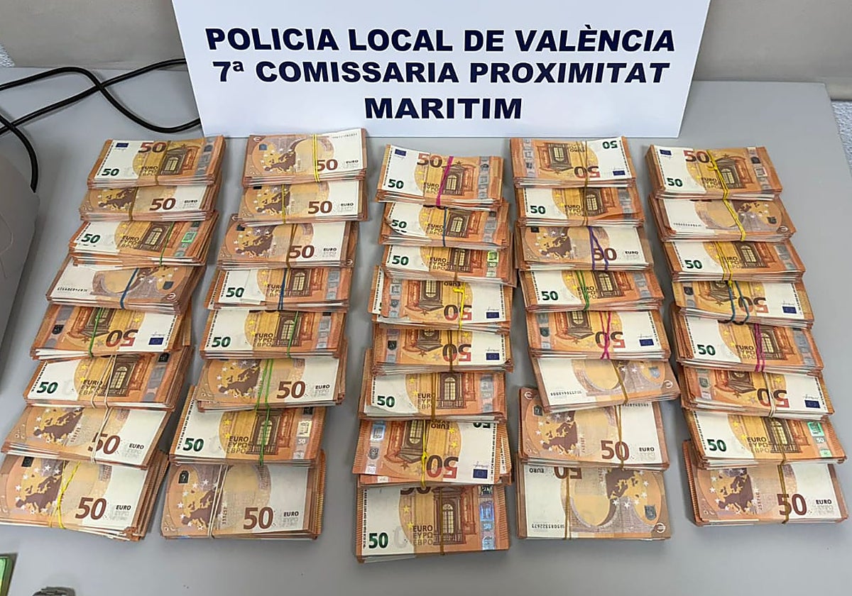 Los billetes falsos de 50 euros intervenidos a los tres ocupantes del Mercedes.