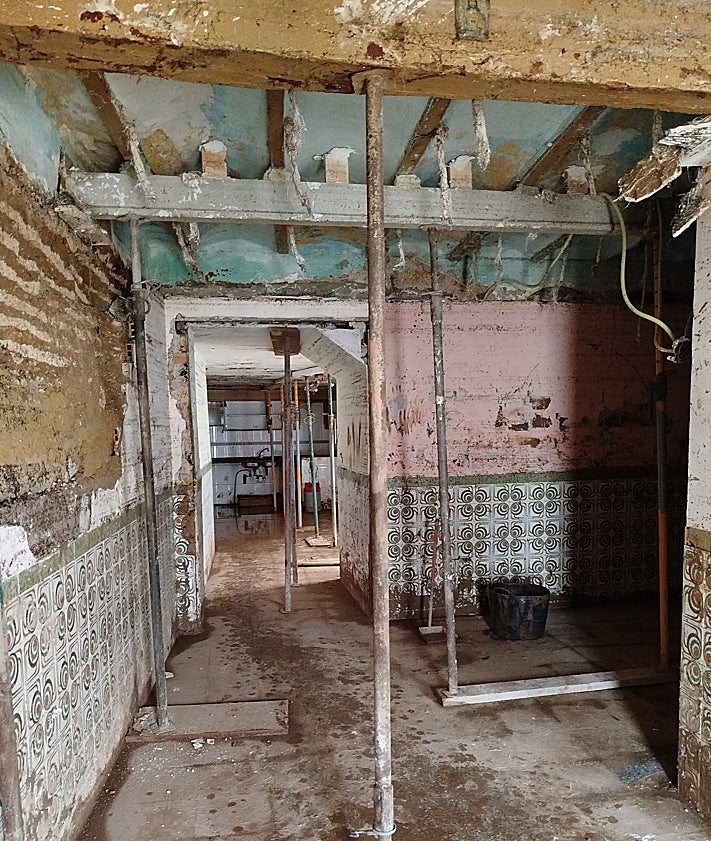 Imagen secundaria 2 - En la primera foto, la obra ya iniciada para recuperar la casa. En las otras dos, la imagen que dejó la dana y el apuntalamiento de la vivienda en día y medio.