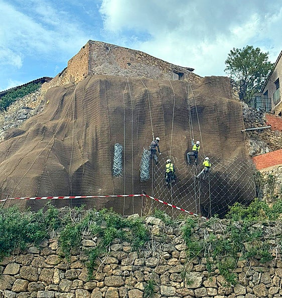 La Diputació interviene en un talud en Vallanca para evitar desprendimientos sobre el núcleo urbano
