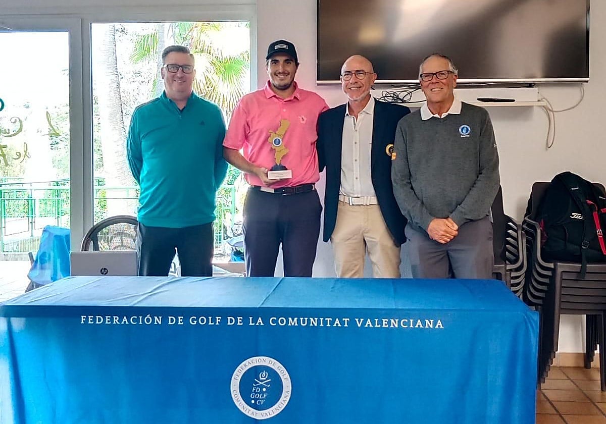 Rubén Lafuente recibe su premio junto a las autoridades de la competición