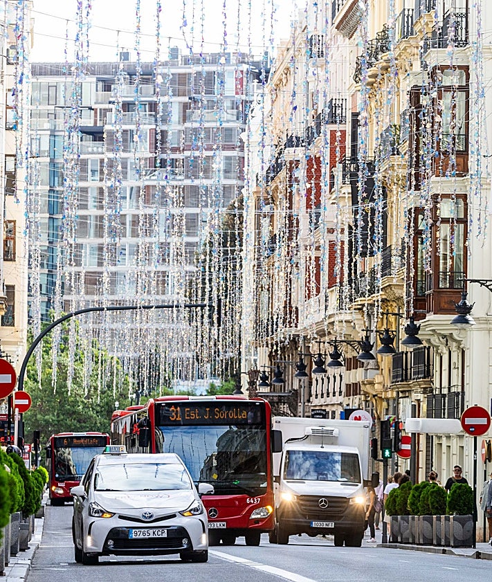 Imagen secundaria 2 - Montaje de las guirnaldas de Navidad de la calle de la Paz.