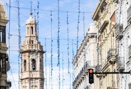 Decoración navideña que se ha comenzado a instalar en la calle de la Paz de Valencia.