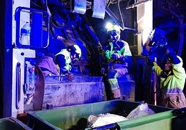 Los bomberos manipulan la maquinaria del camión para extraer el cuerpo.