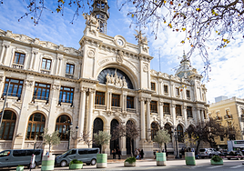 Fachada principal del edificio de Correos en la plaza del Ayuntamiento.
