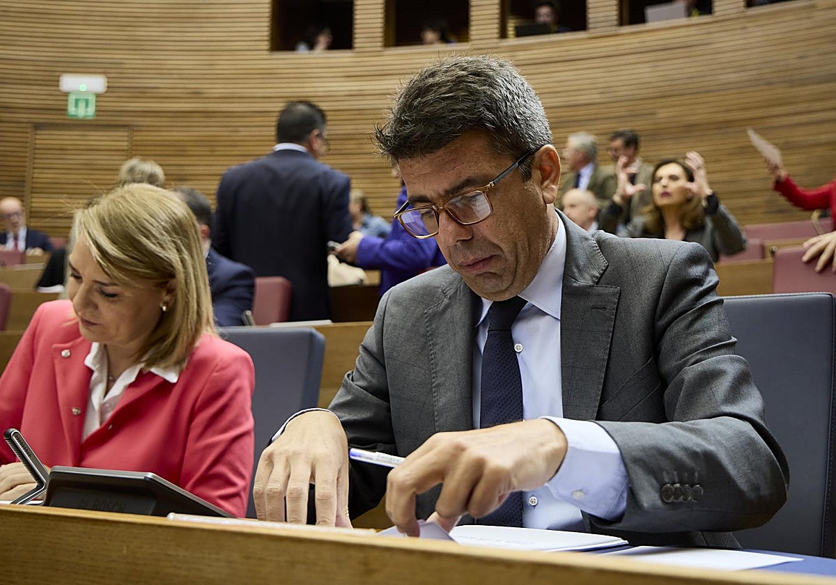 Carlos Mazón, junto a la vicepresidenta Camarero, en Les Corts.