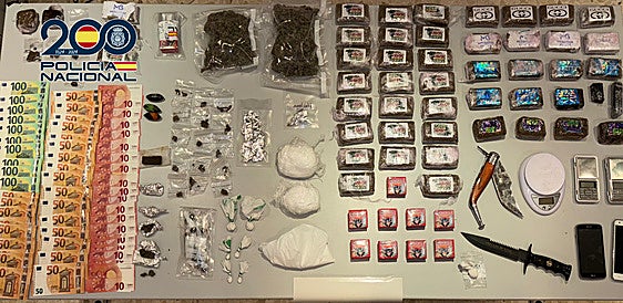 Droga y dinero incautado en los registros.