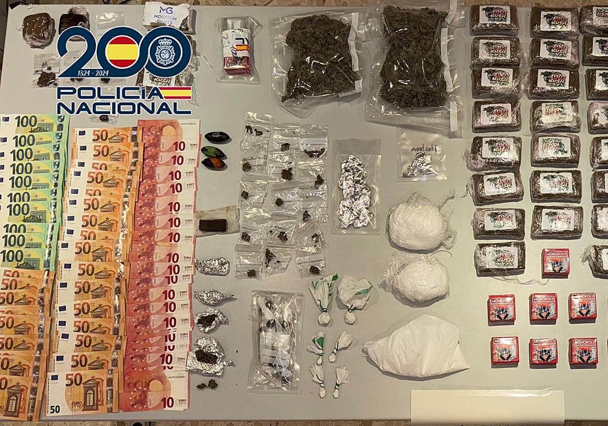 Droga y dinero incautado en los registros.