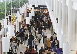 Clientes en un centro comercial de Valencia.