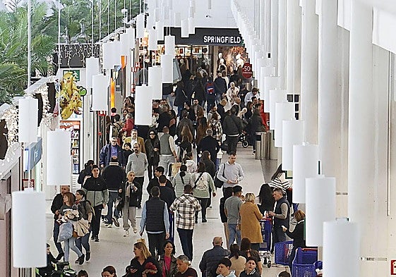 Clientes en un centro comercial de Valencia.