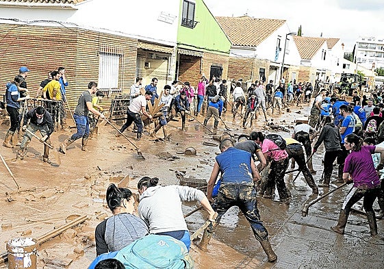Decenas de voluntarios limpian el barro en Utiel.