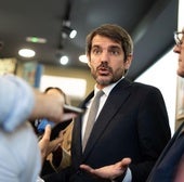El ministro Ernest Urtasun en la librería La Moixeranga de Paiporta.