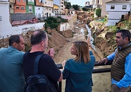 Autoridades en la visita a las obras del barranco de Chiva este miércoles.