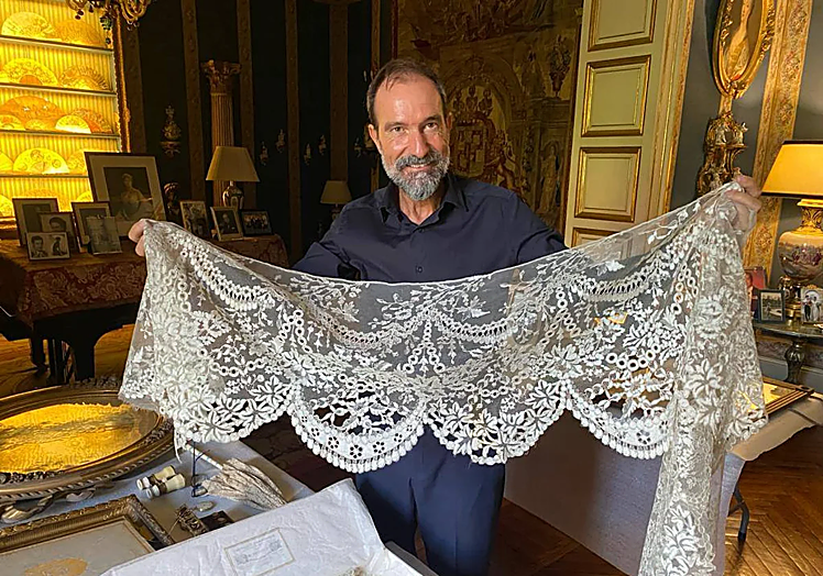 El anticuario valenciano que guarda el velo de novia de Eugenia de Montijo.