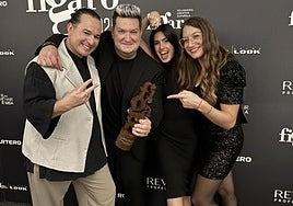 Daniel Gallego, segundo por la izquierda, con su equipo.