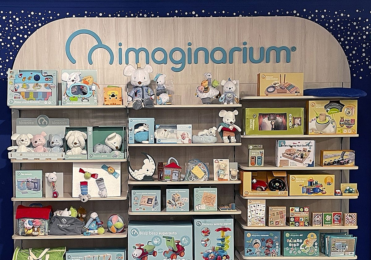 Estantería con productos de Imaginarium.