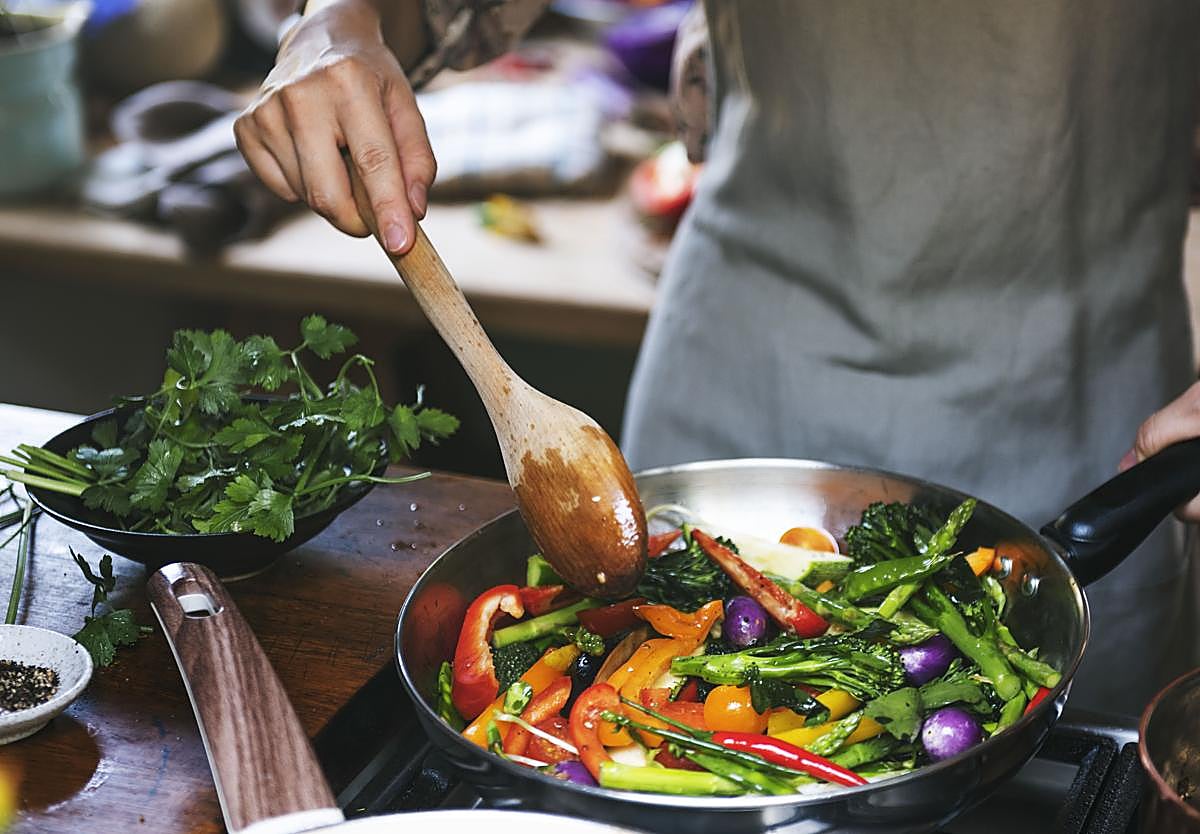 Mantener una alimentación sana es la base para tener un buen tránsito intestinal.