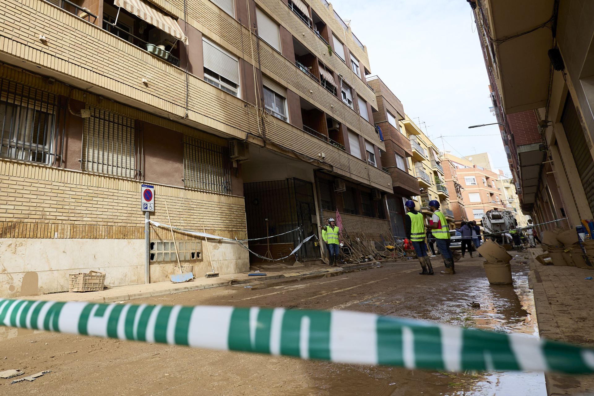 Desalojo de un edificio de Catarroja tras la dana por el peligro de derrumbe.