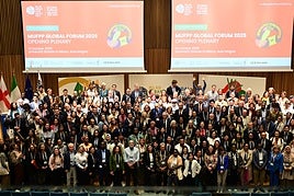 Los representantes de la ciudades participantes en el foro.