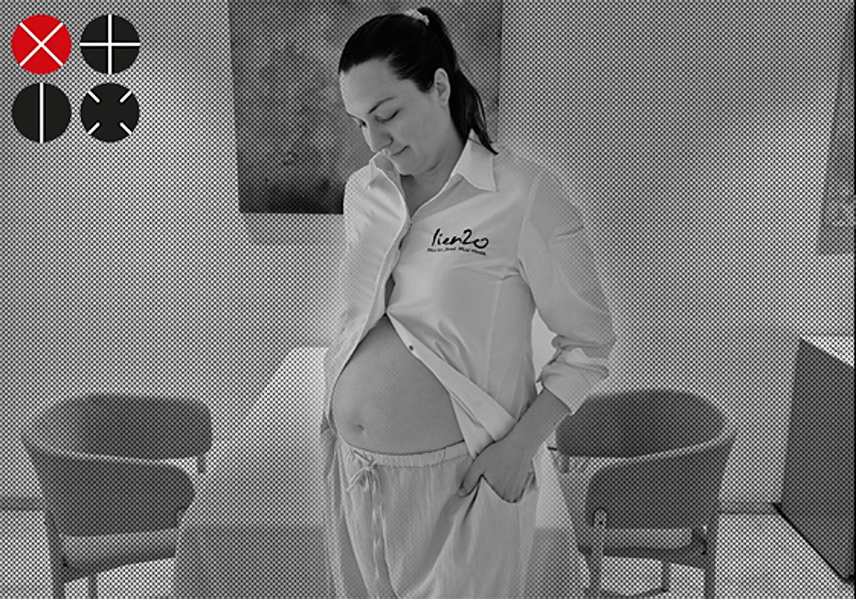 María José posa embarazada, en el comedor de Lienzo, en una foto tomada por Juanjo.