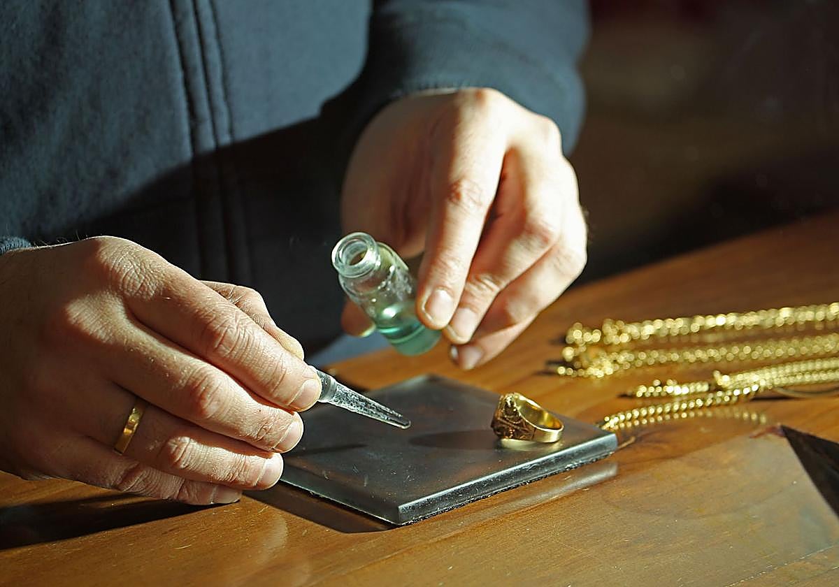 Análisis de la calidad de joyas en un establecimiento de compra de oro.