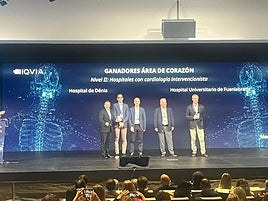 Los representantes del Hospital de Dénia recogiendo el reconocimiento.