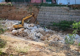 Excavadora trabajando en la colocación de escollera en l'Horteta.