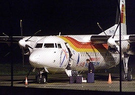 Un pasajero accede a un avión de Air Nostrum, en 2003.