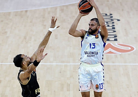 Thompson lanza un triple.