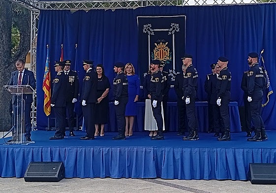 Siete de los policías locales condecorados, en la tribuna, tras recibir las medallas.