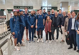 Los jugadores del Valencia Basket posan con los aficionados que viajaron con el equipo.