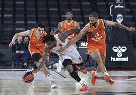 Jones disputa el balón con Darius Thompson durante el partido entre el Valencia Basket y el Hapoel Tel Aviv en el Roig Arena.