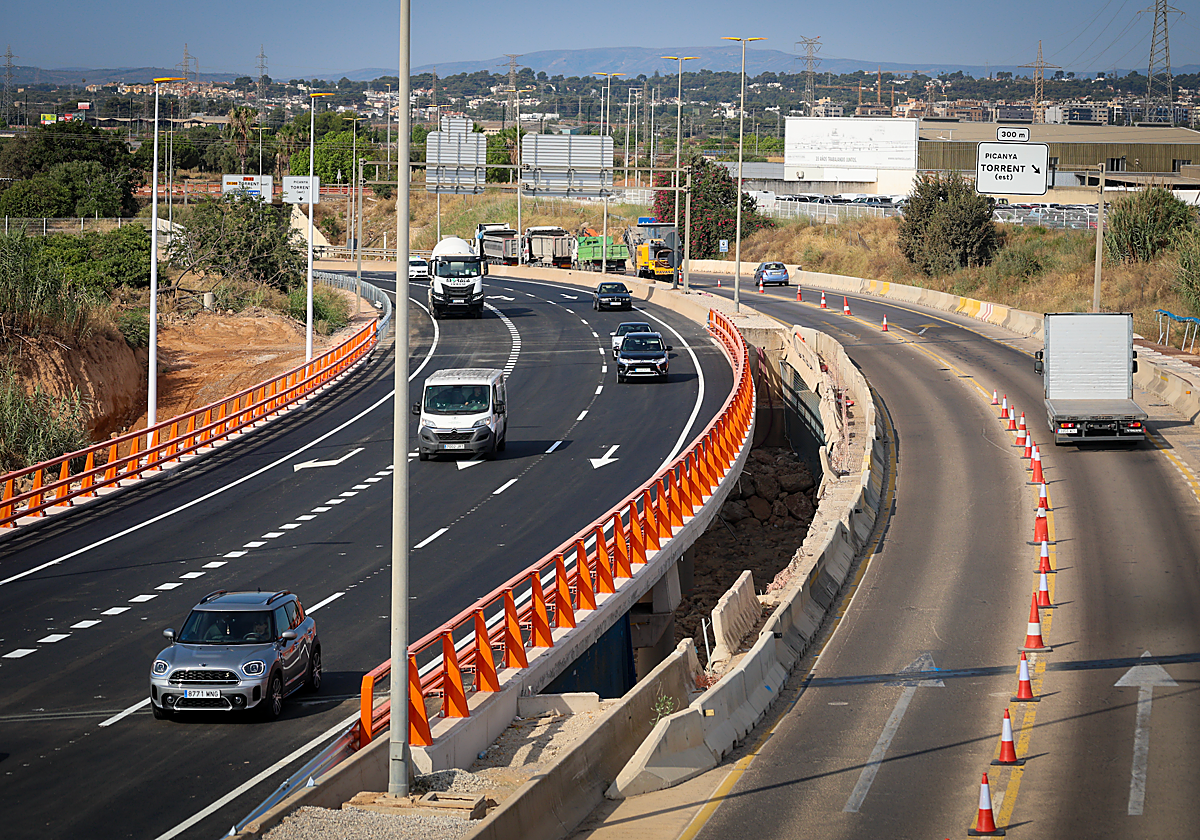 El puente que cruza el barranco del Poyo, en la CV-33 dirección Torrent, luce totalmente reconstruido.