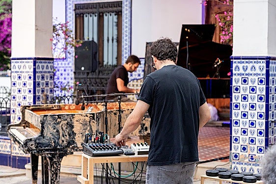 Los artistas en pleno trabajo, con el piano cubierto de barro.