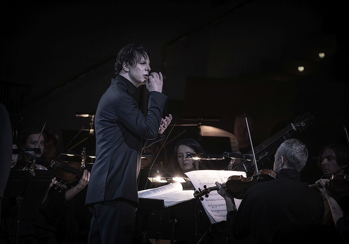 Theodor Currentzis dirigiendo la orquesta.