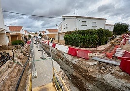 Trabajos de reconstrucción de la dana en el barrio de La Fuente en Utiel.