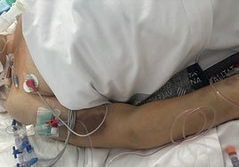 La víctima permanece en estado de coma en el Hospital de la Ribera.