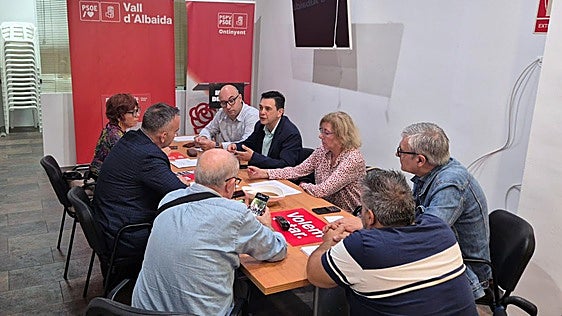 Reunión del Síndic de Salut con representantes socialistas de la Vall d'Albaida.