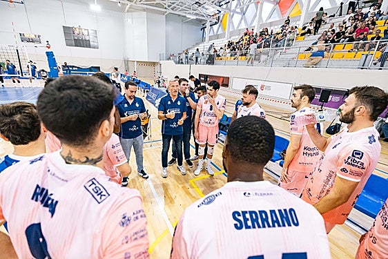 Zanini da instrucciones a sus jugadores.