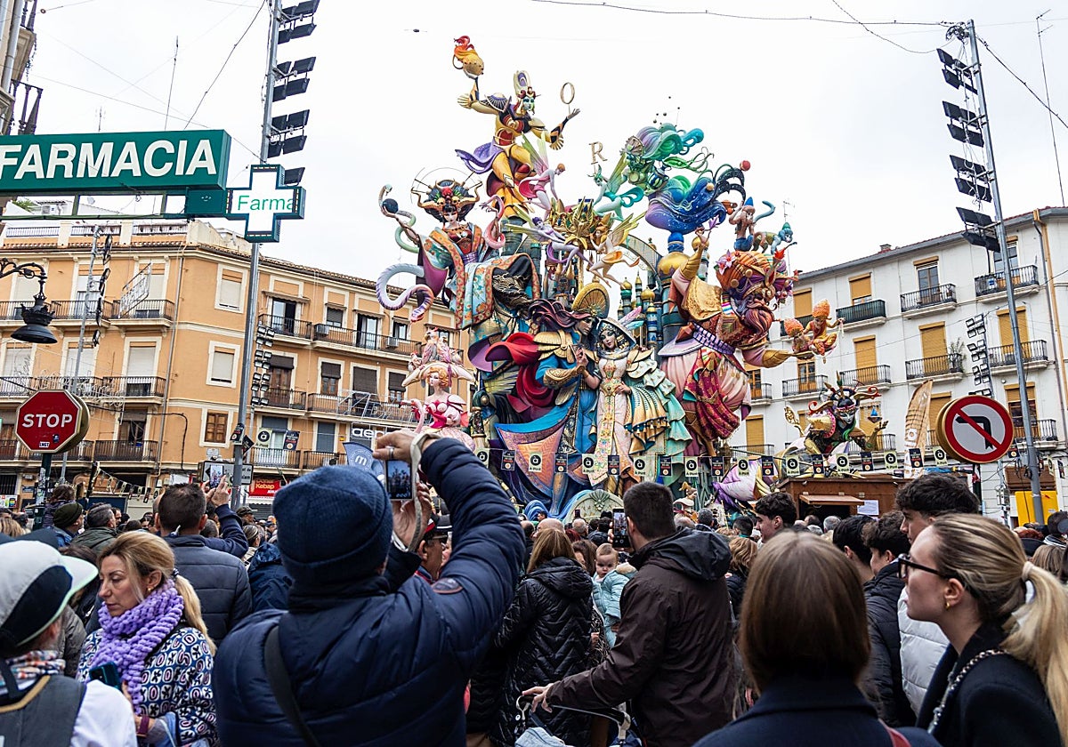Público visitando la falla de Convento Jerusalén en las Fallas de 2025
