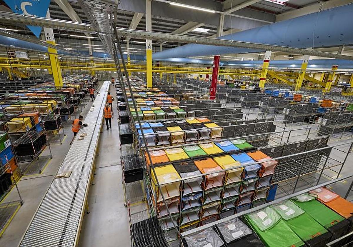 Almacén logistico de Amazon en Picassent.