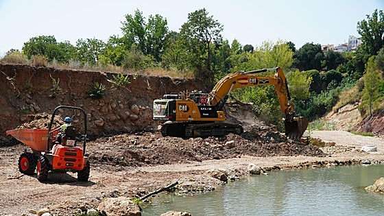 Las obras de emergencia en el río Buñol tratan de abrir accesos y recuperar rutas