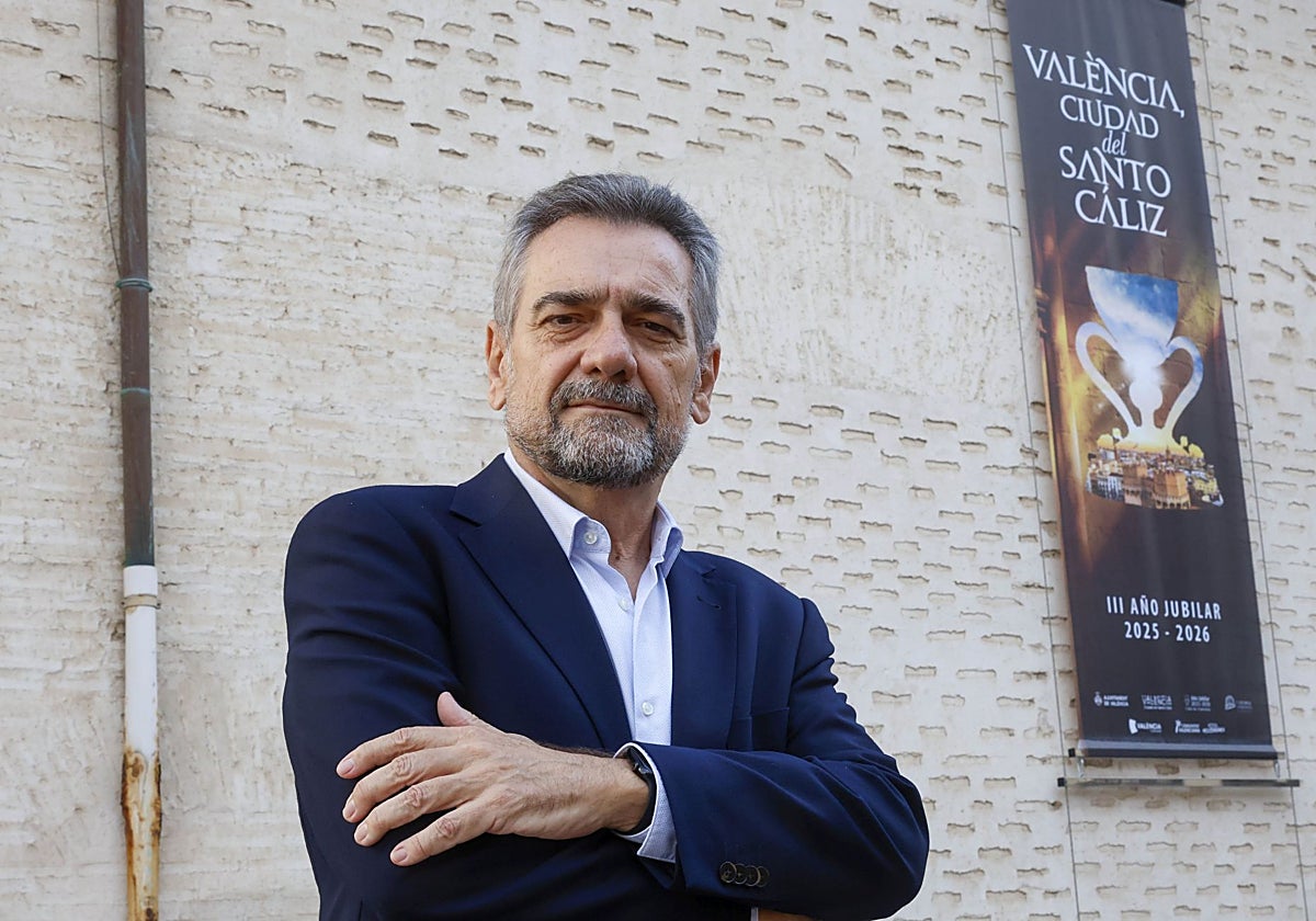 Carlos Alfonso, ante el Museo del Almudín.