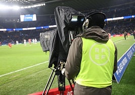 Una cámara con su operador, en un partido de Copa.