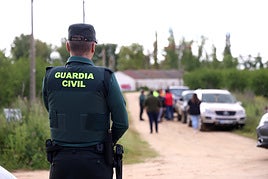 La Guardia Civil ya busca al autor de este accidente huido del lugar de los hechos.