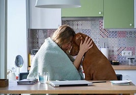 Una mujer con su mascota.