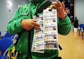 Un vendedor de la ONCE en una imagen de archivo.