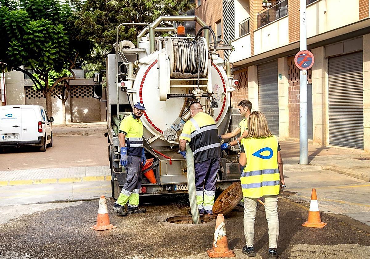 Operarios trabajan en Valencia para desatascar el alcantarillado.